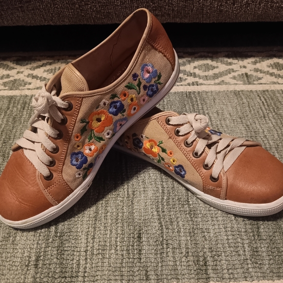 MEXICANA Shoes - MEXICANA Tan Sneakers with Multicolor Floral Embroidery